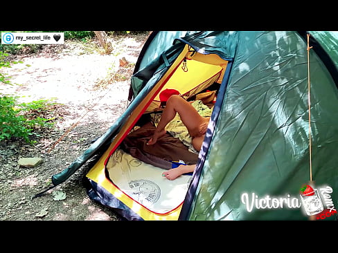 ❤️ Op kamera verfilm Passievolle ruk vreemdeling in 'n tent ❌ Seks by ons ﹏