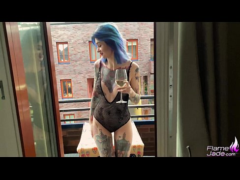 ❤️ Geweldige meisie suig met 'n gulp en fokken passievol onder die oop lug ❌  Seks by ons ﹏